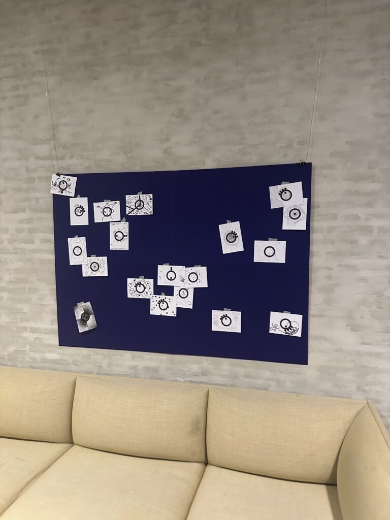 paars papier op stenen muur, met ansichtkaarten met tekeningen